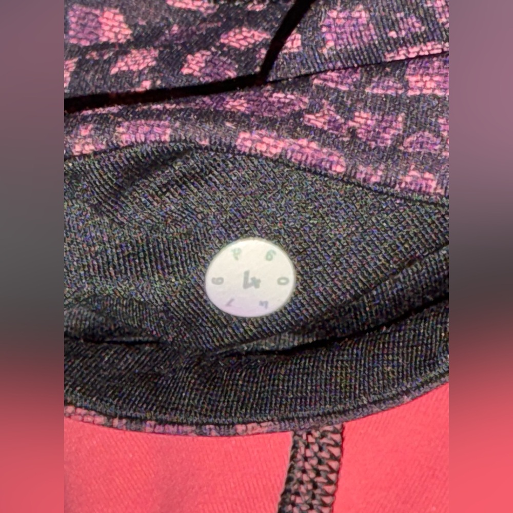 Lululemon Leggings in Pink & Black Pattern, Size 4 - Picture 8 of 8